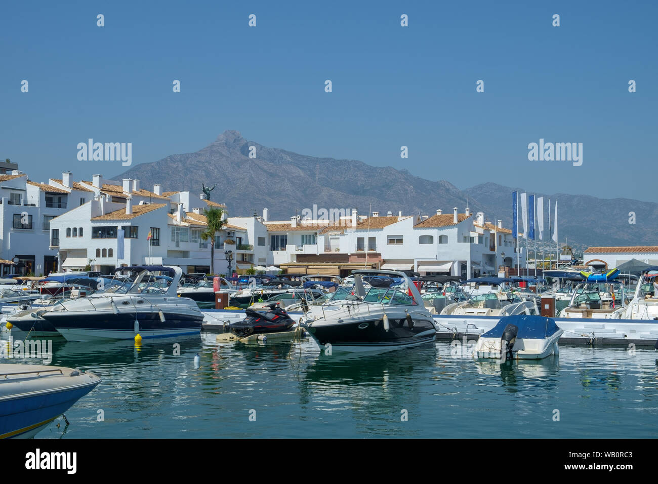 Puerto Banus, Marbella, Spanien. Waterfront Geschäfte und Wohnungen in der Umgebung der Marina von der belebten und beliebten Lage. Stockfoto