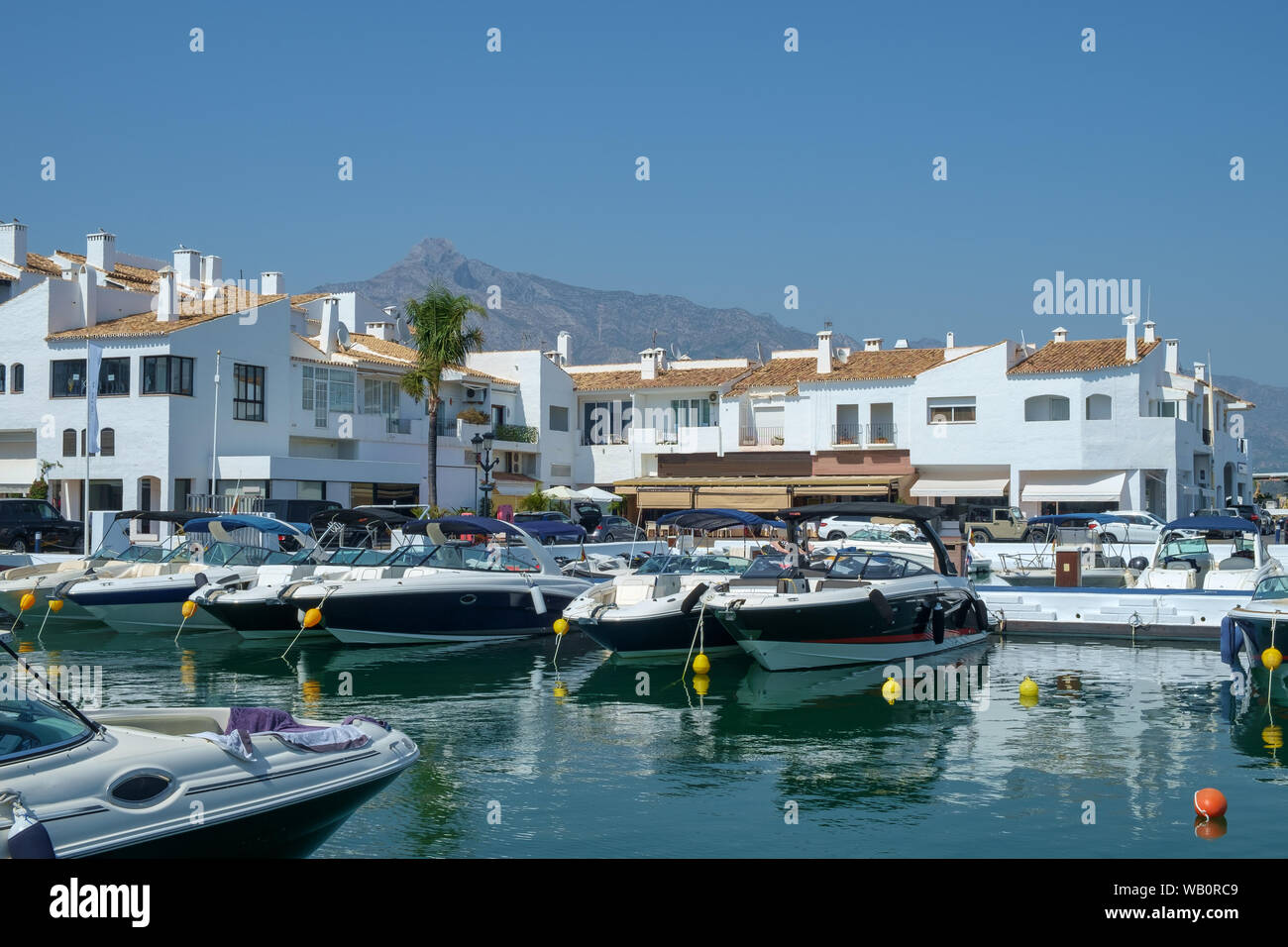Puerto Banus, Marbella, Spanien. Waterfront Geschäfte und Wohnungen in der Umgebung der Marina von der belebten und beliebten Lage. Stockfoto