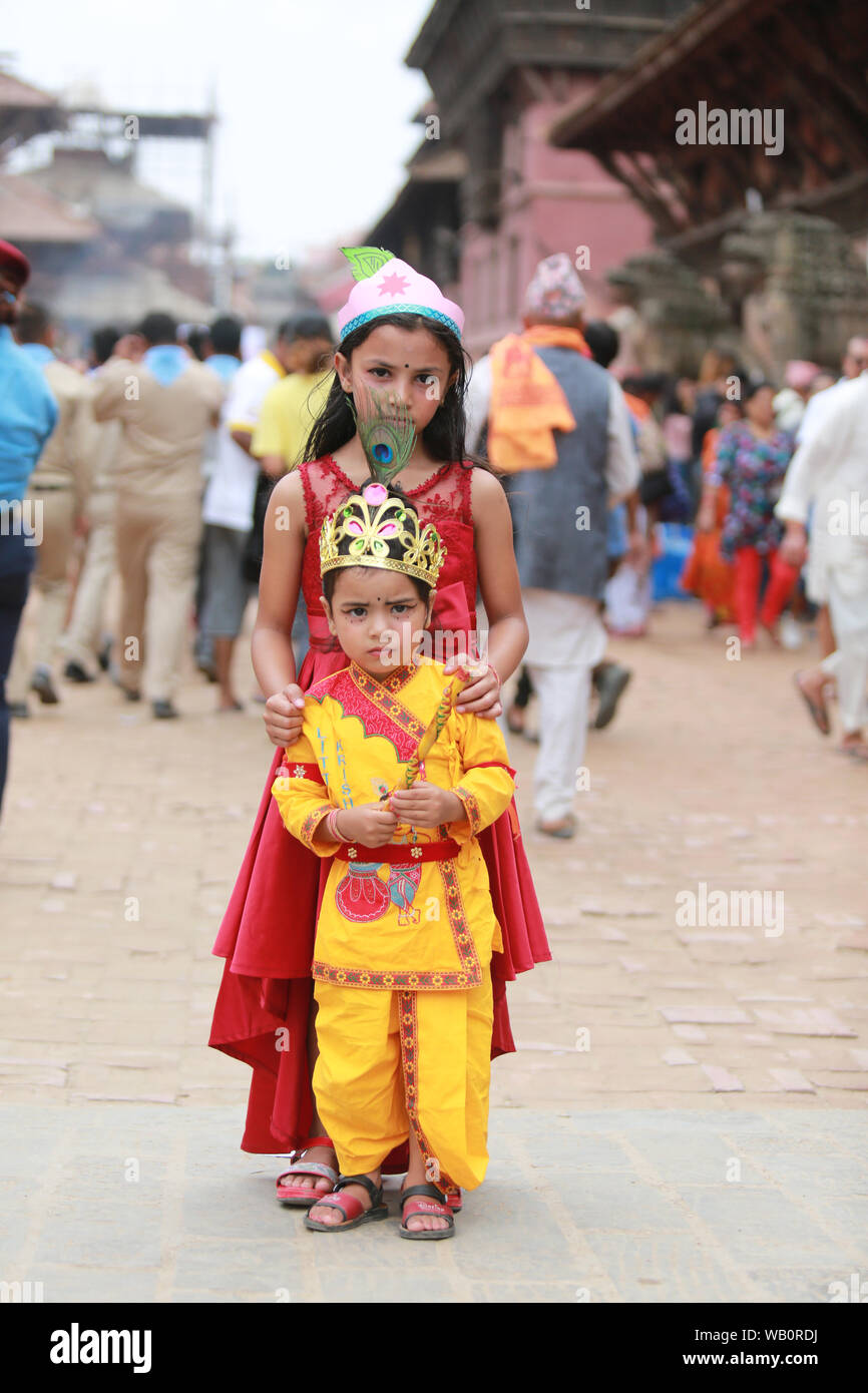 Kathmandu, Nepal. 23 Aug, 2019. Nepalesische hinduistischen Gläubigen feiern Krishnas Janmashtami mit rituellen Gebete bei Krishna Tempel in Patan, Nepal. Krishna anmashtami kennzeichnen den Geburtstag von Lord Krishna. Sarita Khadka/Alamy leben Nachrichten Stockfoto