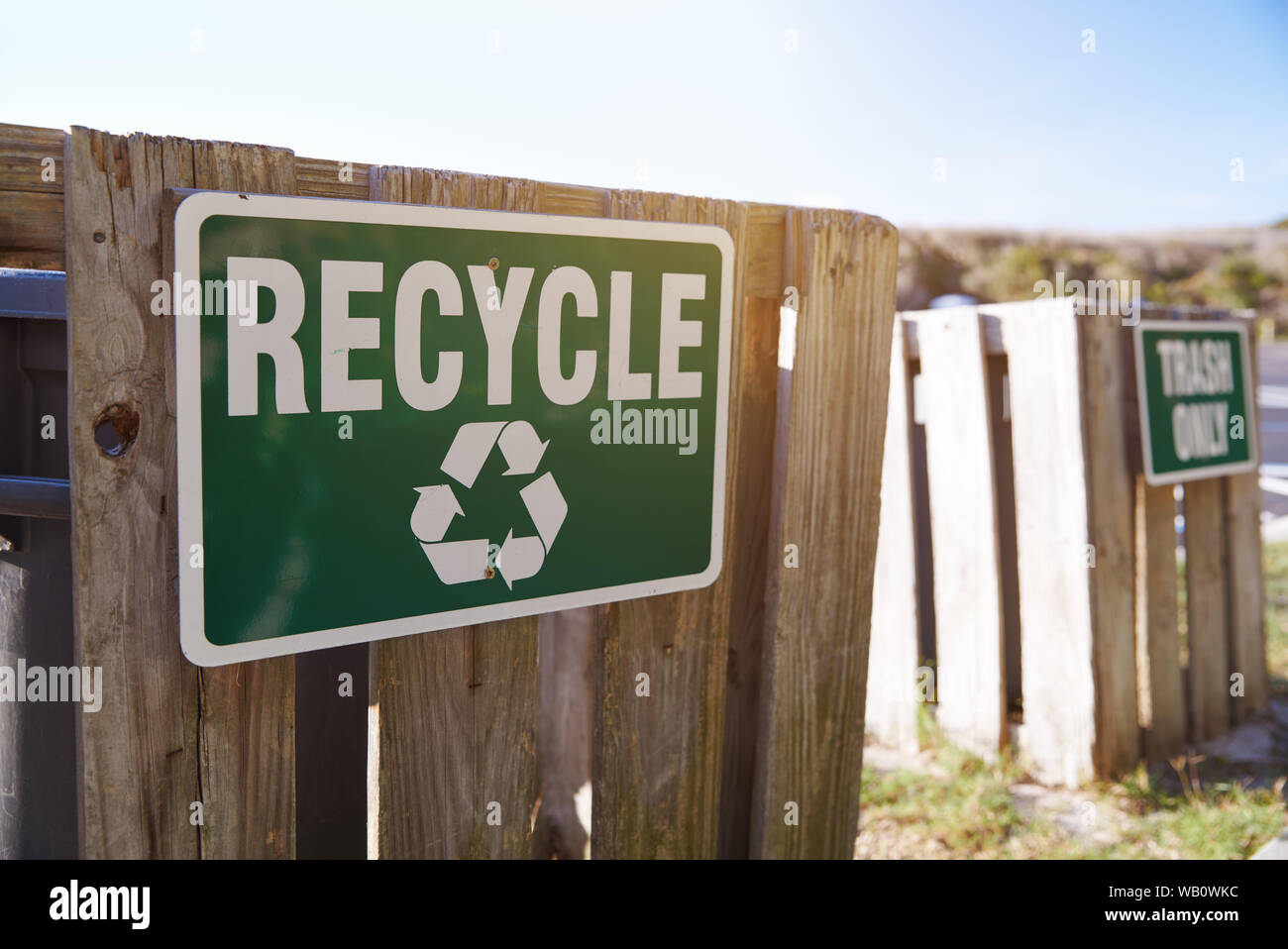 Recycling und Abfall Informationen Schild am öffentlichen Strand Stockfoto