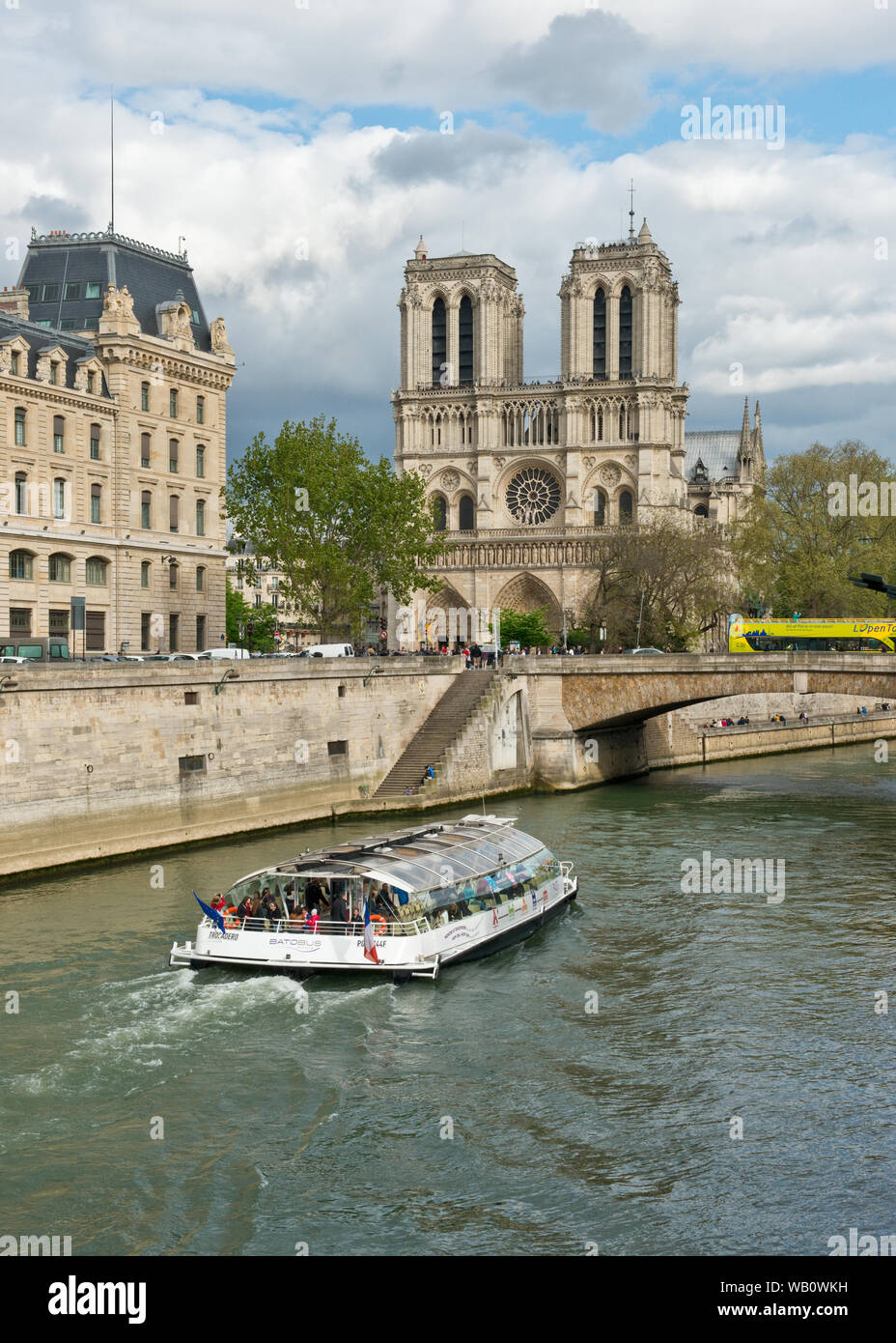 River Cruise Boot vorbei an der Kathedrale Notre-Dame, Paris, Frankreich Stockfoto