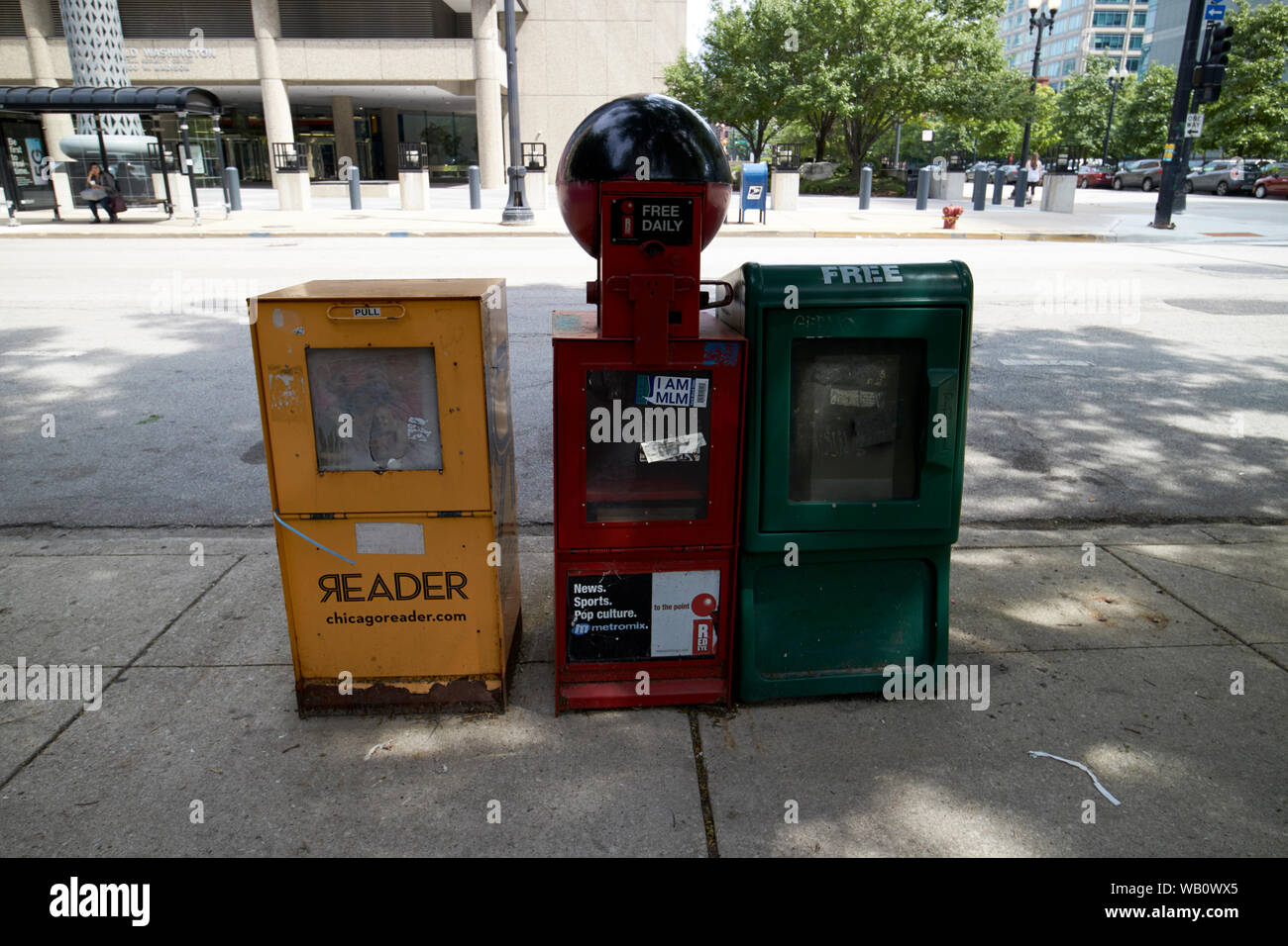 Kostenlose Tageszeitung Dispenser auf Bürgersteig in West Loop Chicago Illinois Vereinigte Staaten von Amerika Stockfoto