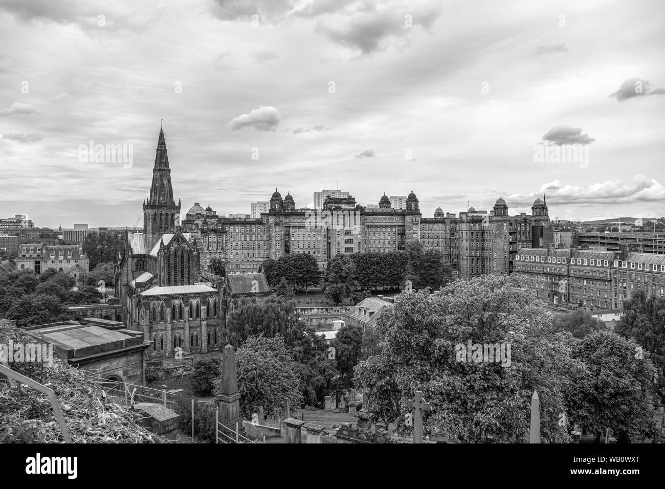 Auf der Suche nach unten aus der Nekropole zu Glasgow Cathedral und der alten königlichen Krankenhaus auf einer klaren bewölkten Tag im Sommer. Stockfoto