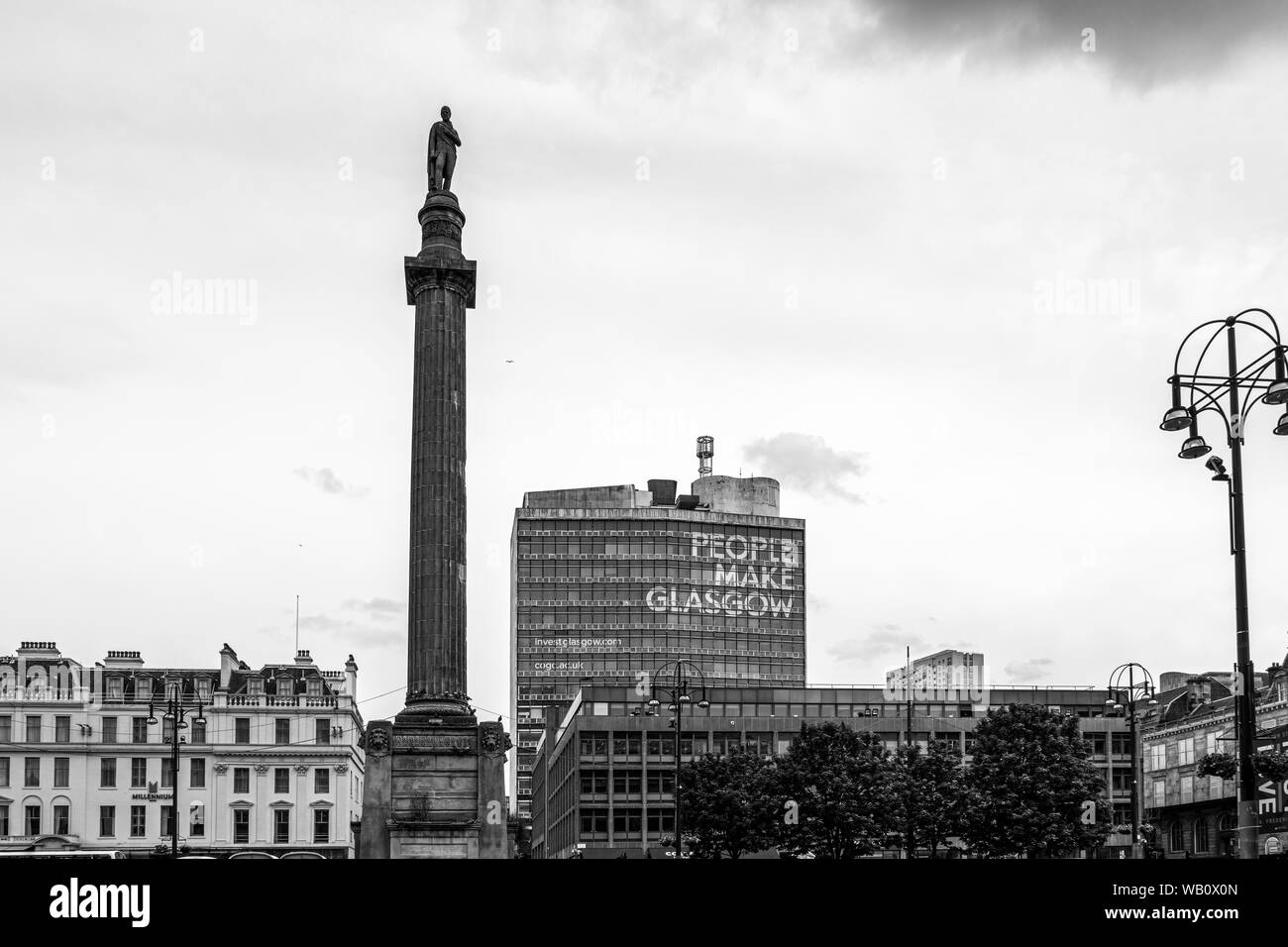 Glasgow, Schottland, Großbritannien, 22. Juni 2019: beeindruckende Architektur über George Square in Glasgow suchen mit der "Menschen machen Glasgow" Erklärung auf einem Bus Stockfoto