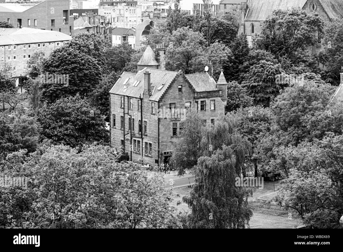 Glasgow, Schottland, Großbritannien, 22. Juni 2019: Auf der Suche aus der Nekropole zu Glasgow City Alte und neue Gebäude und die beeindruckende Architektur des C Stockfoto