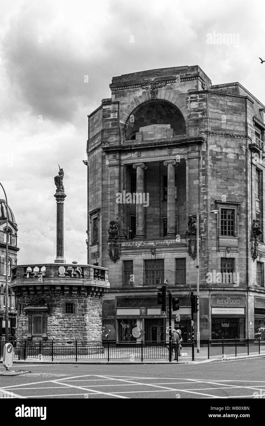 Glasgow, Schottland, Großbritannien, 22. Juni 2019: Die beeindruckende Architektur des Stadtzentrums von Glasgow und die alte Mautstelle am Mercat Cross gegenüber der Me Stockfoto