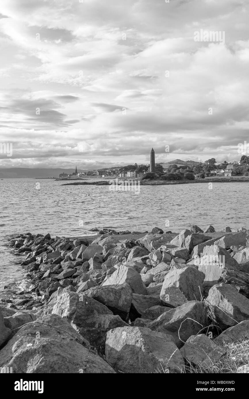 Die Stadt von Largs auf den Firth of Clyde an der Westküste von Schottland. Blick von der Marina in die Stadt vorbei an der Bleistift Denkmal auf einem warmen Au Stockfoto