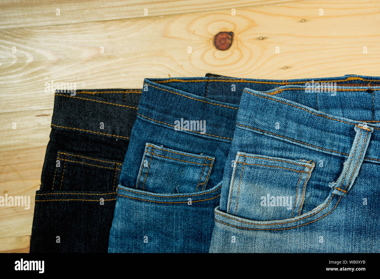 Mann lässige Outfits Mode Accessoires Holztisch, Jeans Stockfoto