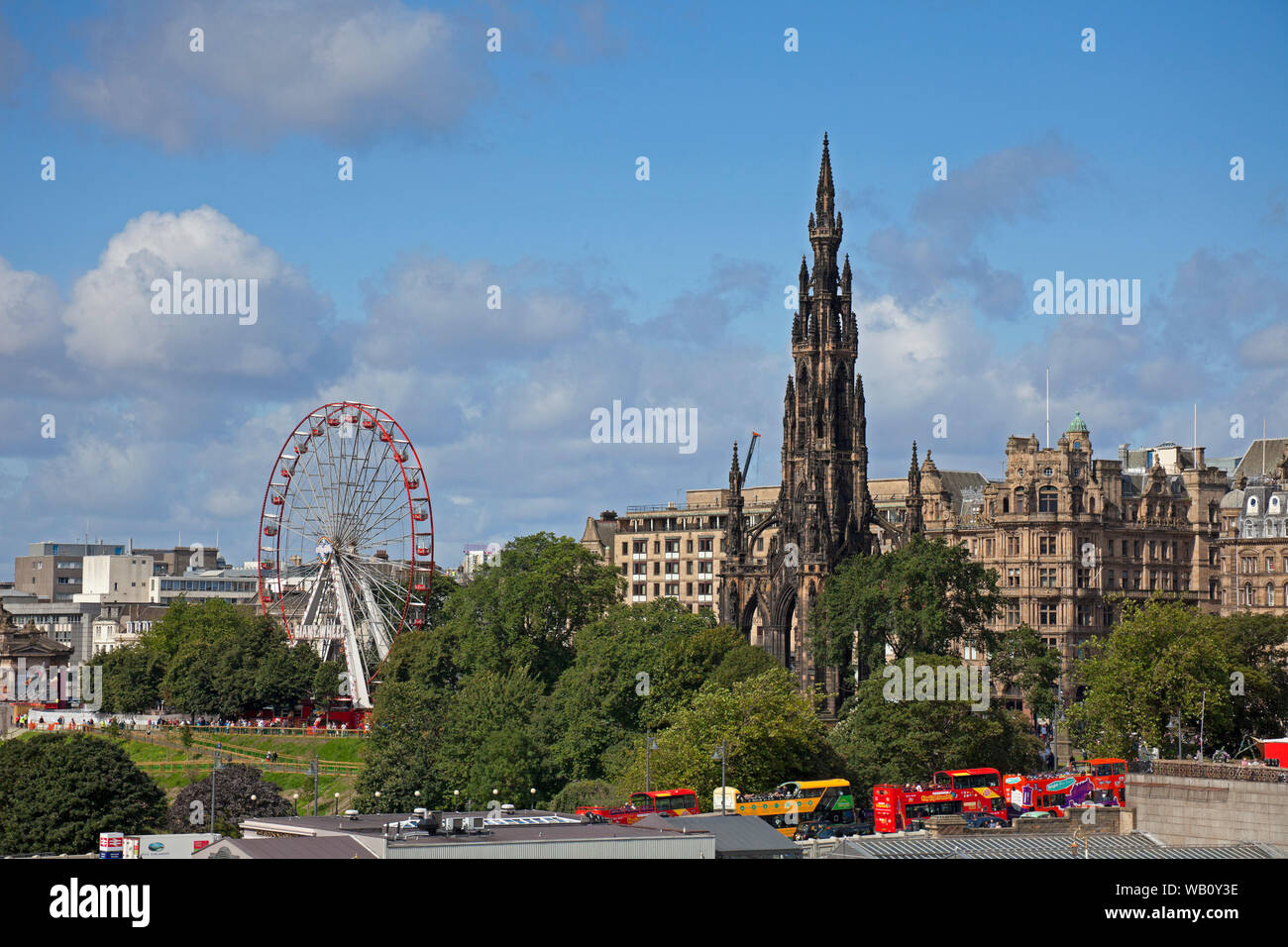 Edinburgh, Stadtzentrum, Blick von der North Bridge in Richtung der Princes Street, das Scott Monument und das große Rad in den Gärten. Stockfoto