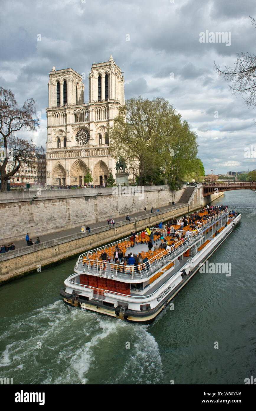 River Cruise Boot vorbei an der Kathedrale Notre-Dame, Paris, Frankreich Stockfoto