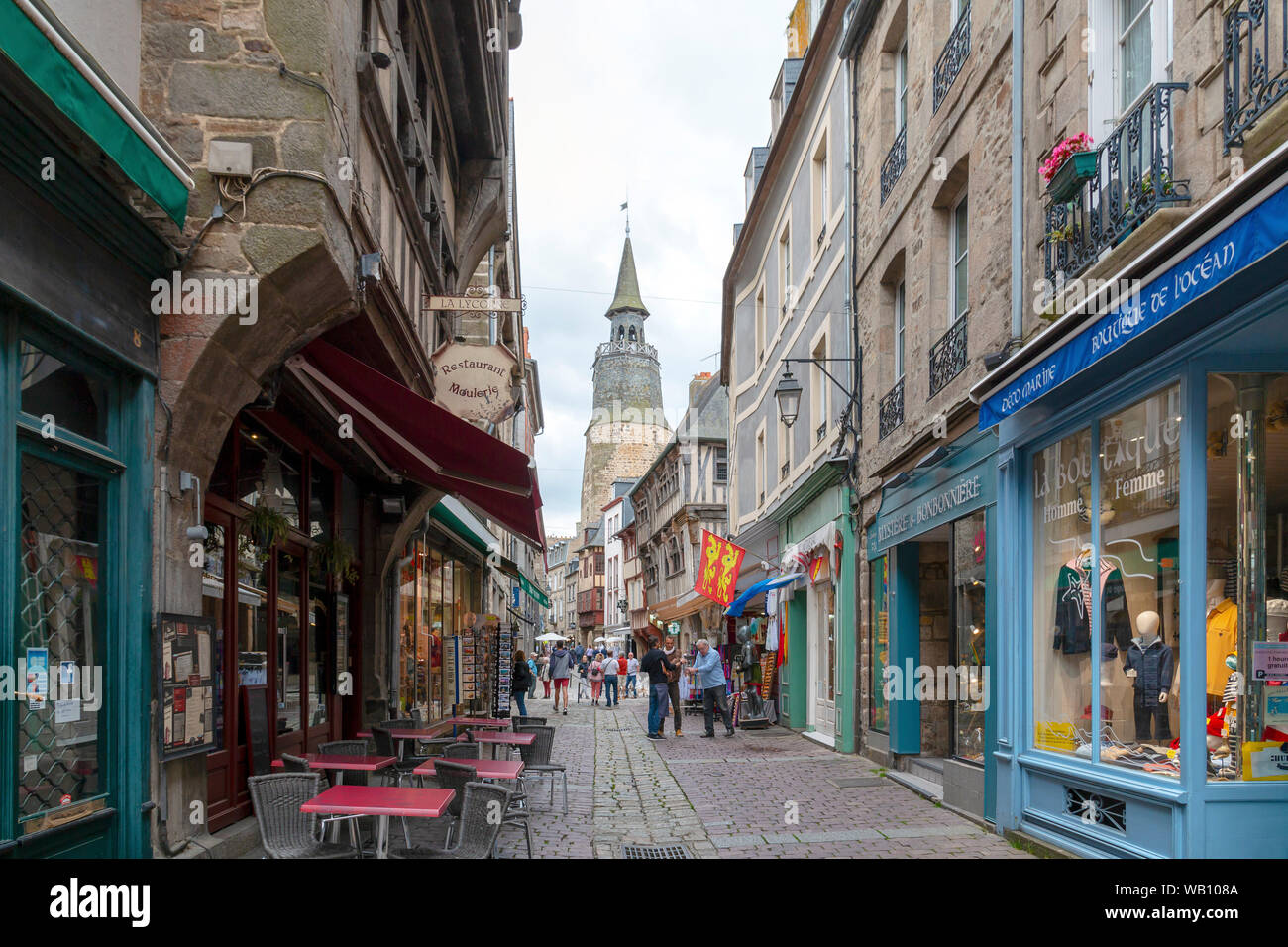 Dinan, Bretagne, Frankreich - Juni 20, 2019: Auf der Suche nach touristischen Straße Rue de la Kai Poissonnerie in Dinan an einem bewölkten Sommertag Stockfoto