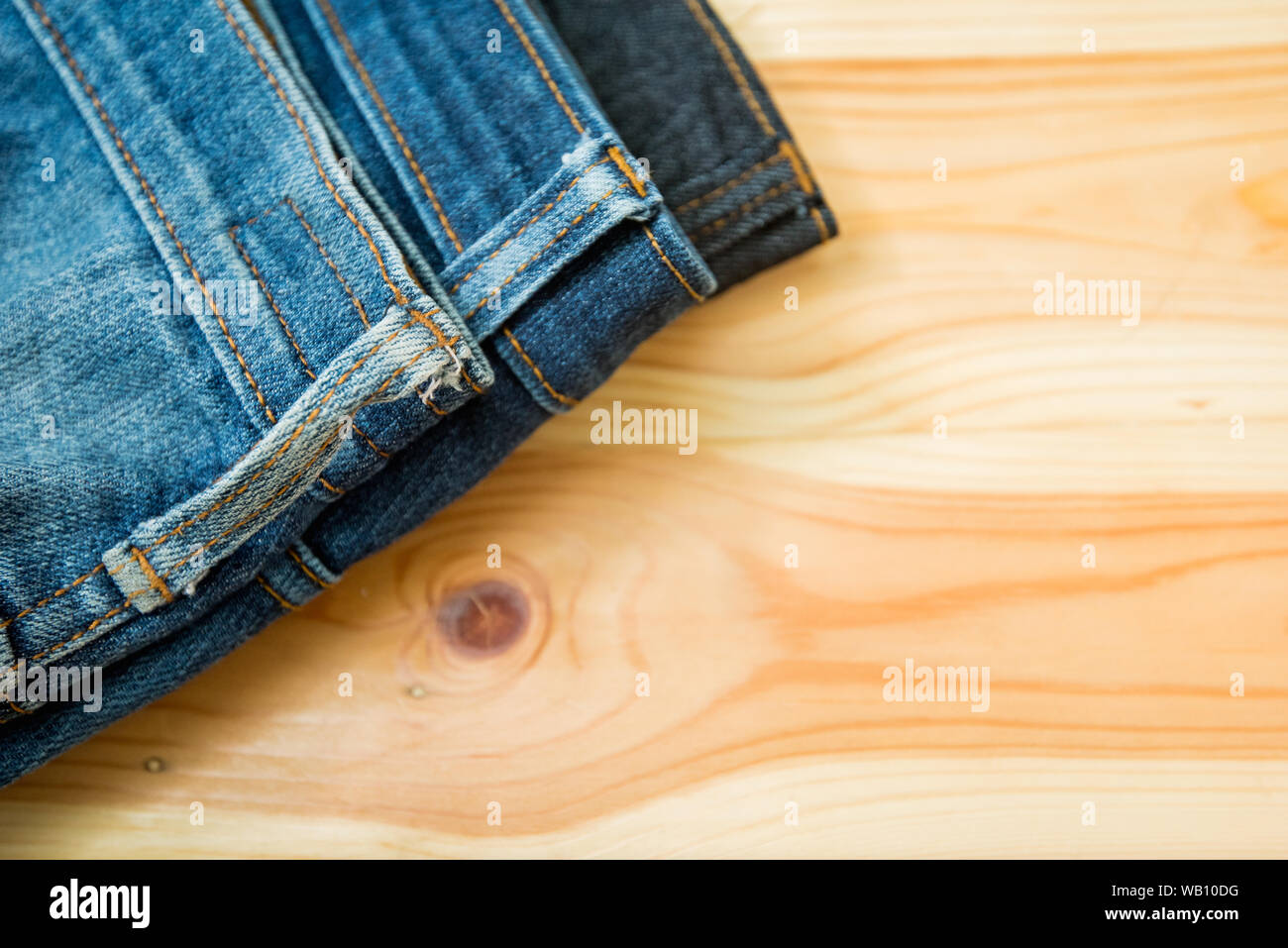 Mann lässige Outfits Mode Accessoires Holztisch, Jeans Stockfoto