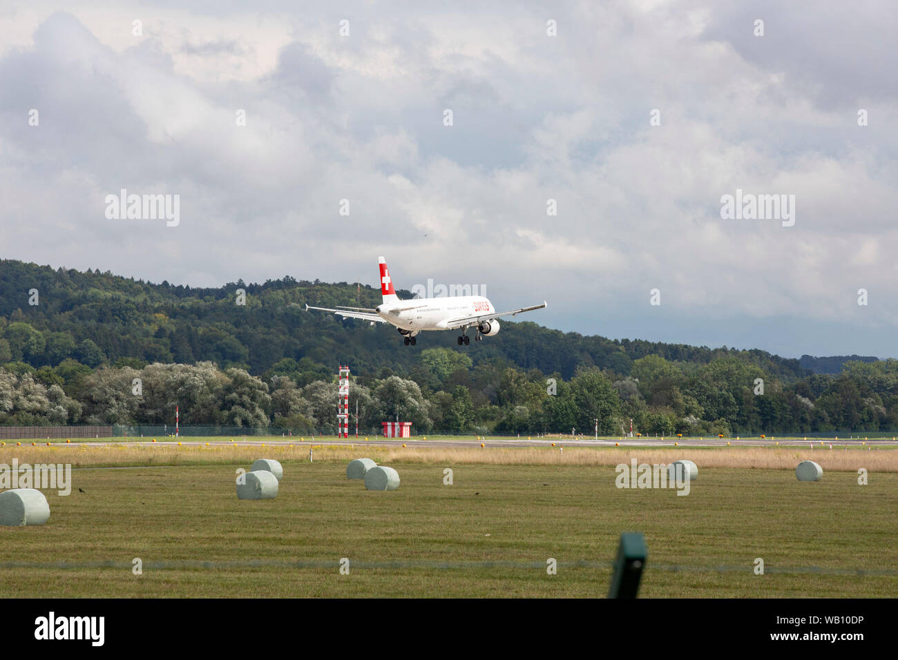 Airbus A 321-111, Reg: HB-IOC beim Anflug zum Flughafen Zürich (ZRH). 15.08.2019 Stockfoto