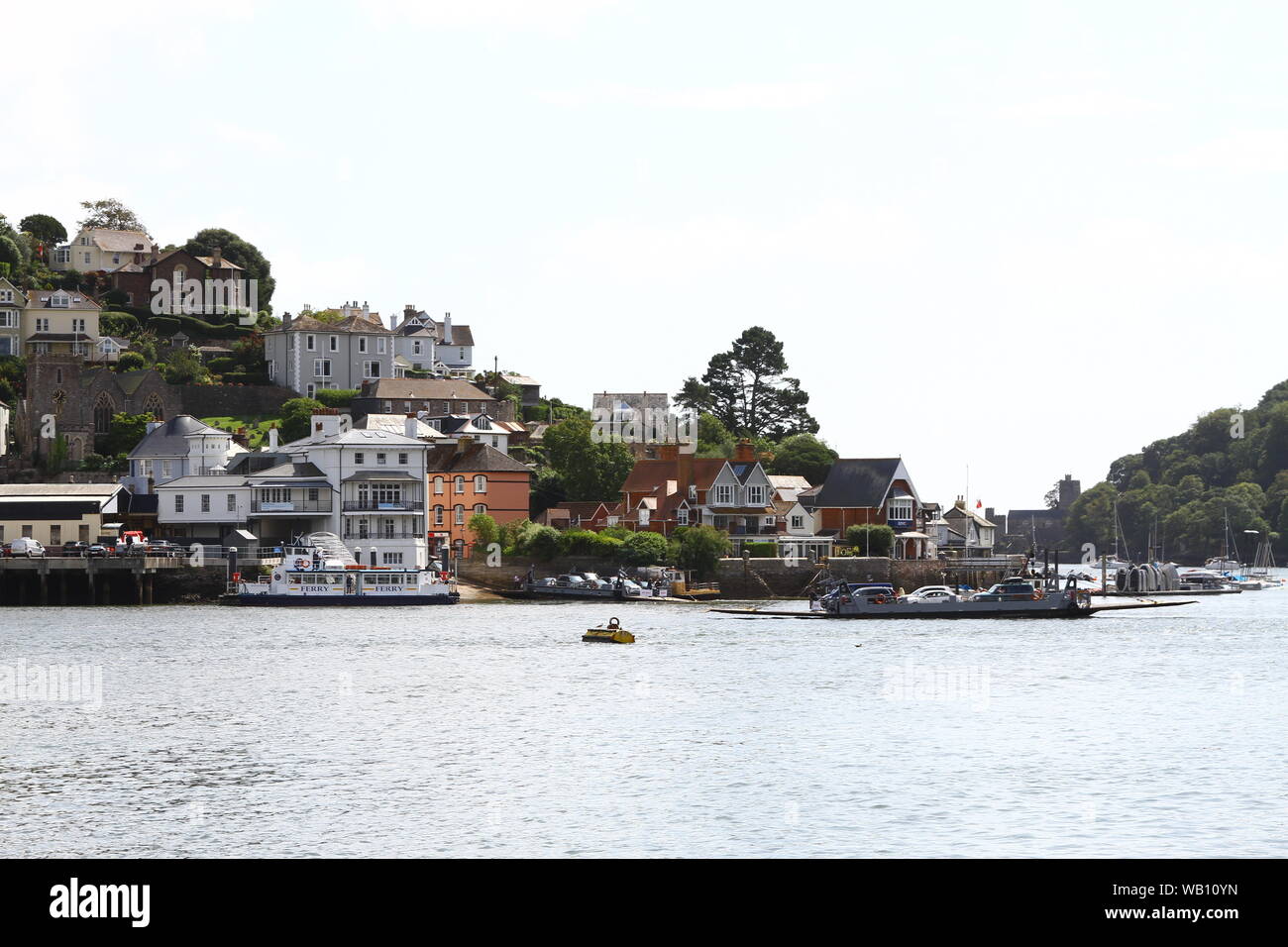 DIE STADT DARTMOUTH AM FLUSS DART IN DER GRAFSCHAFT DEVON, SÜDWESTENGLAND, GROSSBRITANNIEN. REISEN. REISEN IN GROSSBRITANNIEN. TOURISMUS. BEREIST ENGLAND. BEREIST GROSSBRITANNIEN. HISTORISCHE STÄDTE VON GROSSBRITANNIEN. DARTMOUTH LIEGT AM FLUSS DART UND EIN BEMERKENSWERTER BEWOHNER WAR THOMAS NEWCOMEN GEBOREN 1663, DER DIE ERSTE ATMOSPHÄRISCHE MOTOR, DIE DIE ERSTE ERFOLGREICHE DAMPF-MOTOR ANGETRIEBEN PUMPMASCHINE ERFUNDEN. STAYCATION. Stockfoto