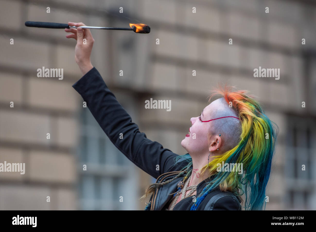 EDINBURGH, Schottland, Großbritannien. 21 August, 2019. Eine weibliche Feuer Esser, die für die Öffentlichkeit an Edinburghs Royal Mile während dem Festival F Stockfoto