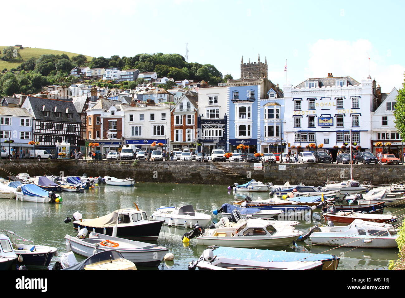 DIE STADT DARTMOUTH AM FLUSS DART IN DER GRAFSCHAFT DEVON, SÜDWESTENGLAND, GROSSBRITANNIEN. REISEN. REISEN IN GROSSBRITANNIEN. TOURISMUS. BEREIST ENGLAND. BEREIST GROSSBRITANNIEN. HISTORISCHE STÄDTE VON GROSSBRITANNIEN. DARTMOUTH LIEGT AM FLUSS DART UND EIN BEMERKENSWERTER BEWOHNER WAR THOMAS NEWCOMEN GEBOREN 1663, DER DIE ERSTE ATMOSPHÄRISCHE MOTOR, DIE DIE ERSTE ERFOLGREICHE DAMPF-MOTOR ANGETRIEBEN PUMPMASCHINE ERFUNDEN. STAYCATION. Stockfoto