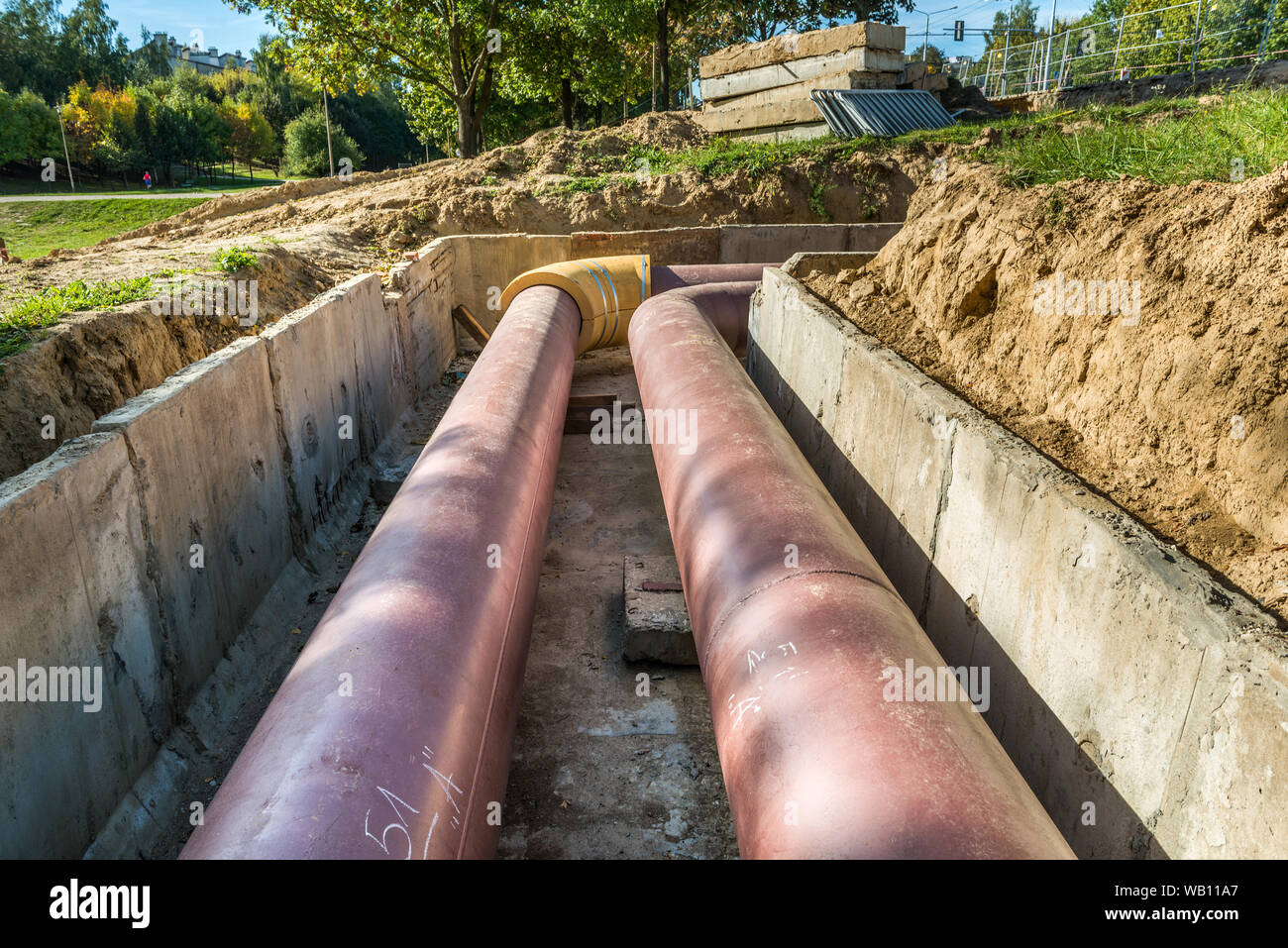 U-Rohr Installation. Stahl, Riese. Festlegung oder Austausch von unterirdischen Rohren. Installation von unterirdischen Rohren. Utility-Infrastruktur Stockfoto