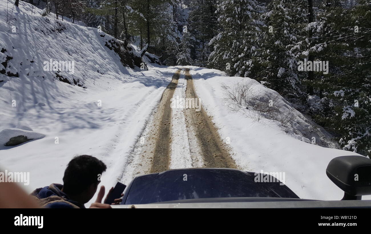 Verschneite Straße zu Malam Jabba, SWAT-Tal Stockfoto