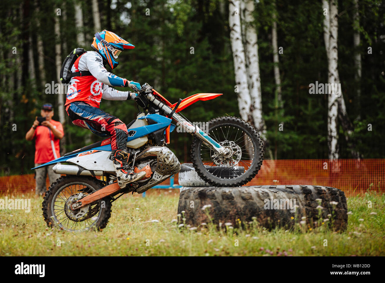 Kyshtym, Russland - Juli 21, 2019: Athlet Racer motocross Enduro, Reifen während Ural Cup Enduro Stockfoto