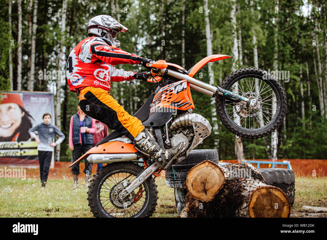 Kyshtym, Russland - Juli 21, 2019: Athlet Racer motocross Enduro reiten Kiefer während der Ural Cup Enduro Stockfoto