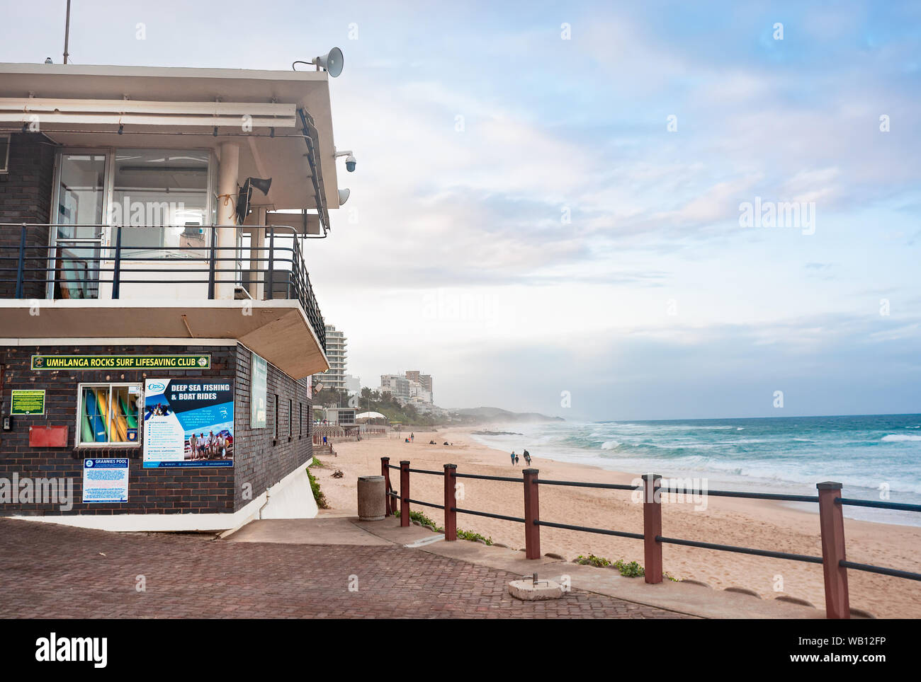 DURBAN, Südafrika - 13. AUGUST 2019: Umhlanga Rocks Surf Lifesaving Club am Strand von Umhlanga Rocks, in der Nähe von Durban, KwaZulu-Natal, Südafrika Stockfoto