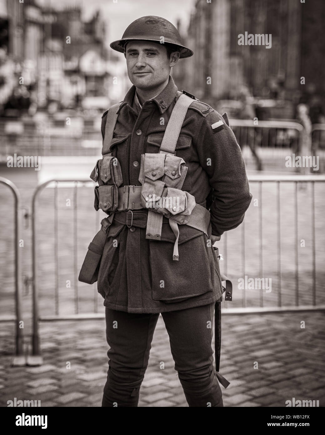 EDINBURGH, Schottland, Großbritannien. 21 August, 2019. Street Entertainer und Schauspieler das Publikum unterhalten und ihre Shows in Edinburghs Royal Mile du werben Stockfoto