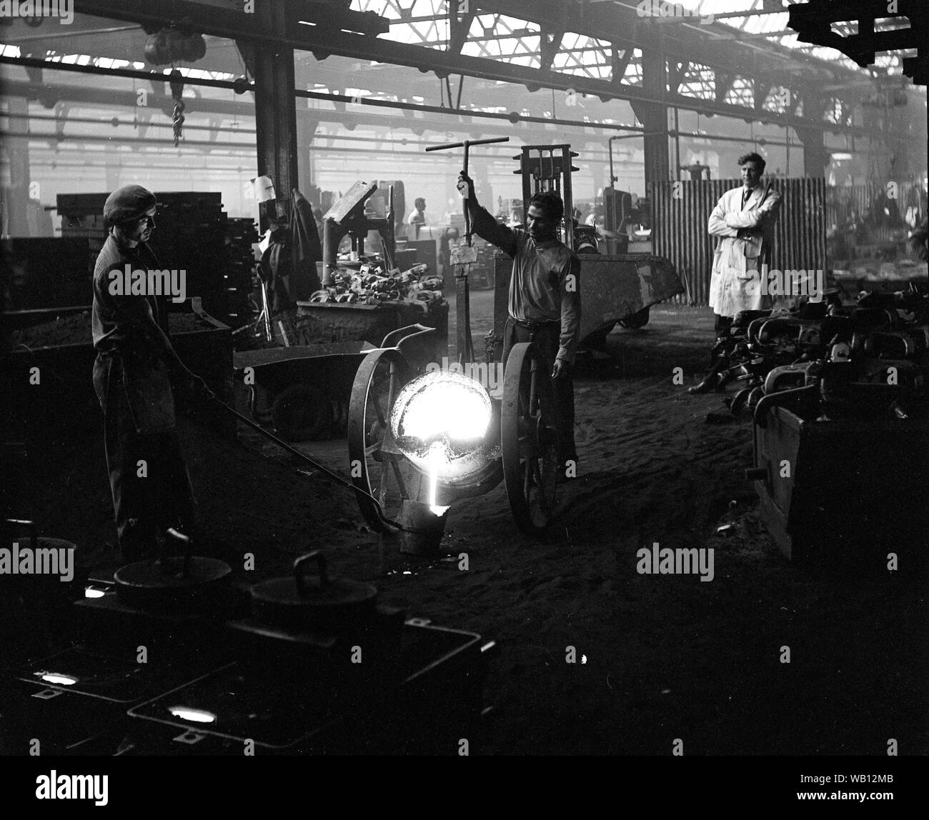 Eisengießerei Arbeiter gießt geschmolzenes Metall Großbritannien 1964 Stockfoto