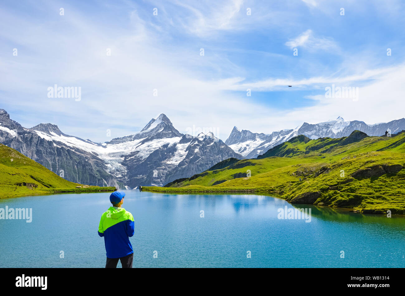 Junger Mann Betrieb der fliegende Drohne über schöne Bachalpsee in den  Schweizer Alpen. Drone Kameras für Luftaufnahmen und Filmmaterial  verwendet. Schweiz Landschaft. Drone Lärm Stockfotografie - Alamy