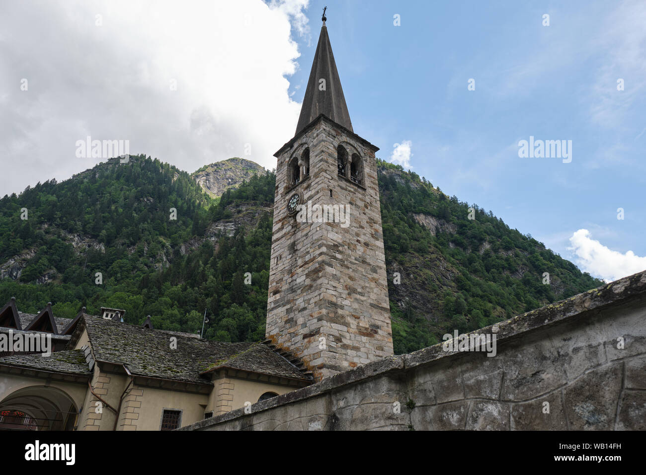 Alagna Stadt in Piemont, Italien. Stadt berühmt für Snow Sport Aktivitäten, Rafting, und -verfolgung. Kirche von San Giovanni Batista Stockfoto