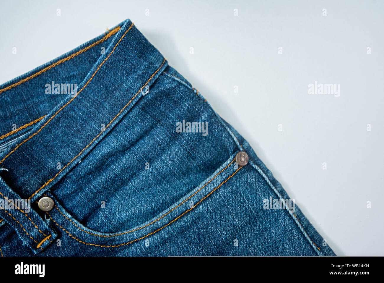 Mann lässige Outfits Mode Accessoires isoliert weißer, Jeans Stockfoto