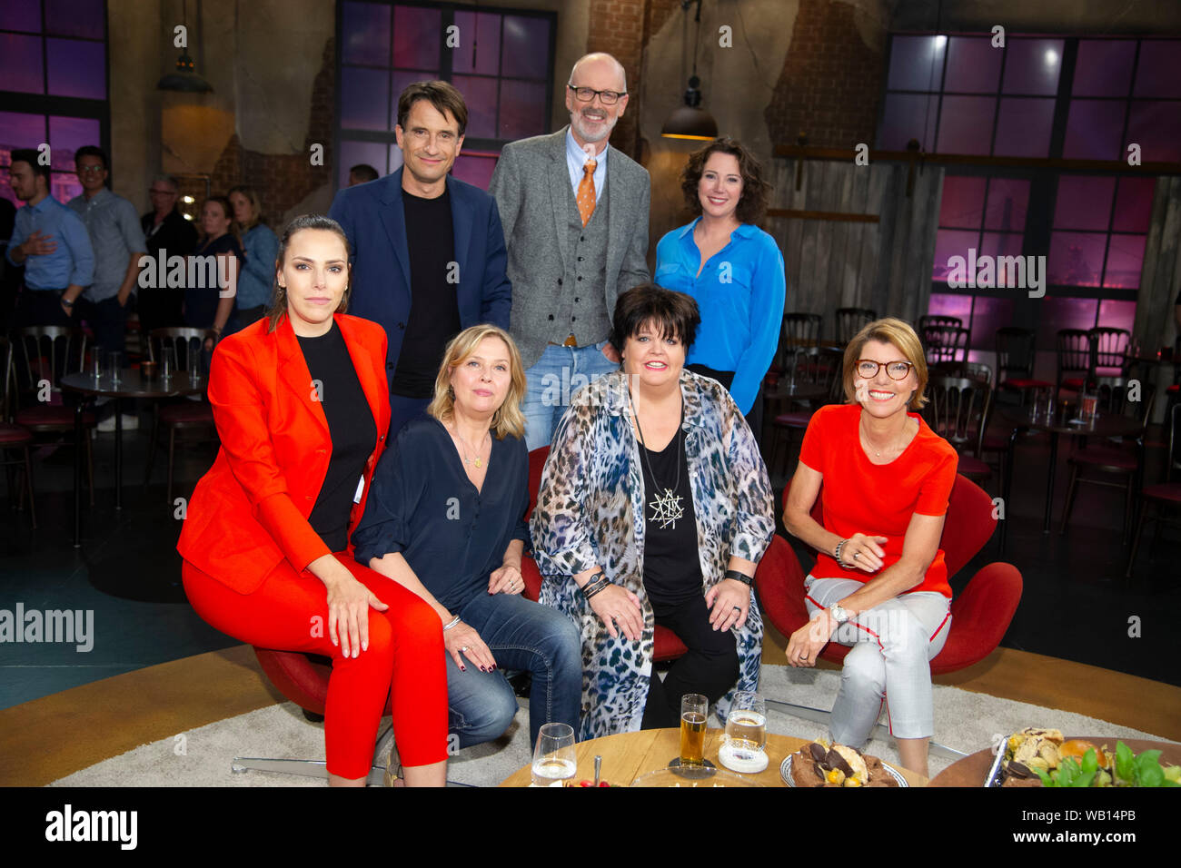 Köln, Deutschland. 22 Aug, 2019. Hintere Reihe von links: Oliver Mommsen, Deutschland, Schauspieler, Peter WOHLLEBEN, Deutschland, Foerster, Autor, Umweltschützer, Ildiko (Ildikó) von KUERTHY, Kurthy, Deutschland, Autor, Schriftsteller, vordere Reihe von links: Esther SEDLACZEK, Deutschland, Moderator, Reporter, Sport, Katharina BÖHM, Bohm, Deutschland, Schauspielerin, Ingrid kühne, Kuhne, Deutschland, Komiker, Komikerin, Moderatorin Bettina BOETTINGER, Gäste auf das Programm 'Kölner Treff' auf WDR Fernsehen, 22.08.2019. | Verwendung der weltweiten Kredit: dpa/Alamy leben Nachrichten Stockfoto