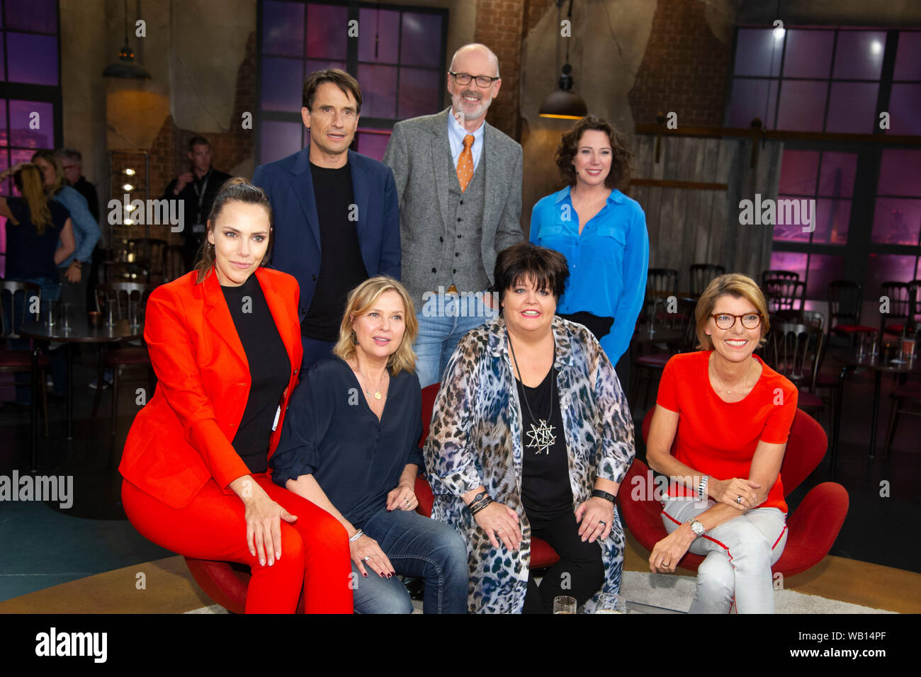 Köln, Deutschland. 22 Aug, 2019. Hintere Reihe von links: Oliver Mommsen, Deutschland, Schauspieler, Peter WOHLLEBEN, Deutschland, Foerster, Autor, Umweltschützer, Ildiko (Ildikó) von KUERTHY, Kurthy, Deutschland, Autor, Schriftsteller, vordere Reihe von links: Esther SEDLACZEK, Deutschland, Moderator, Reporter, Sport, Katharina BÖHM, Bohm, Deutschland, Schauspielerin, Ingrid kühne, Kuhne, Deutschland, Komiker, Komikerin, Moderatorin Bettina BOETTINGER, Gäste auf das Programm 'Kölner Treff' auf WDR Fernsehen, 22.08.2019. | Verwendung der weltweiten Kredit: dpa/Alamy leben Nachrichten Stockfoto