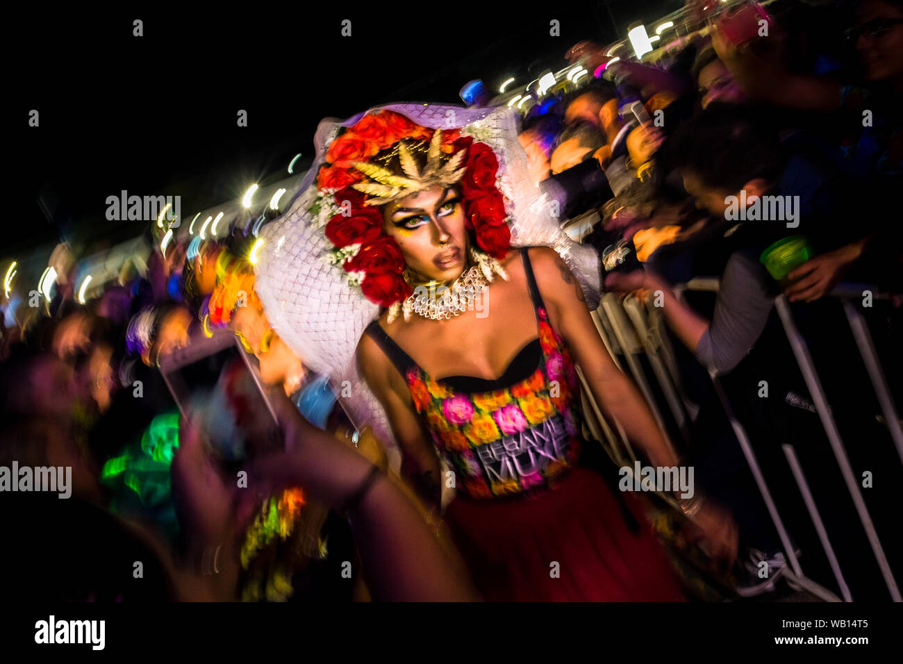 Eine Mexikanische "Muxe" (in der Regel, ein homosexueller Mann, der weiblichen Kleidung) betritt die Bühne während des Festivals in Juchitán de Zaragoza, Mexiko. Stockfoto