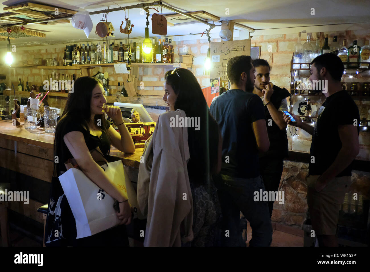 Junge Palästinenser Geselligkeit in der Station 101 Bar in Ramallah, einer palästinensischen Stadt in der West Bank in den Palästinensischen Gebieten Stockfoto