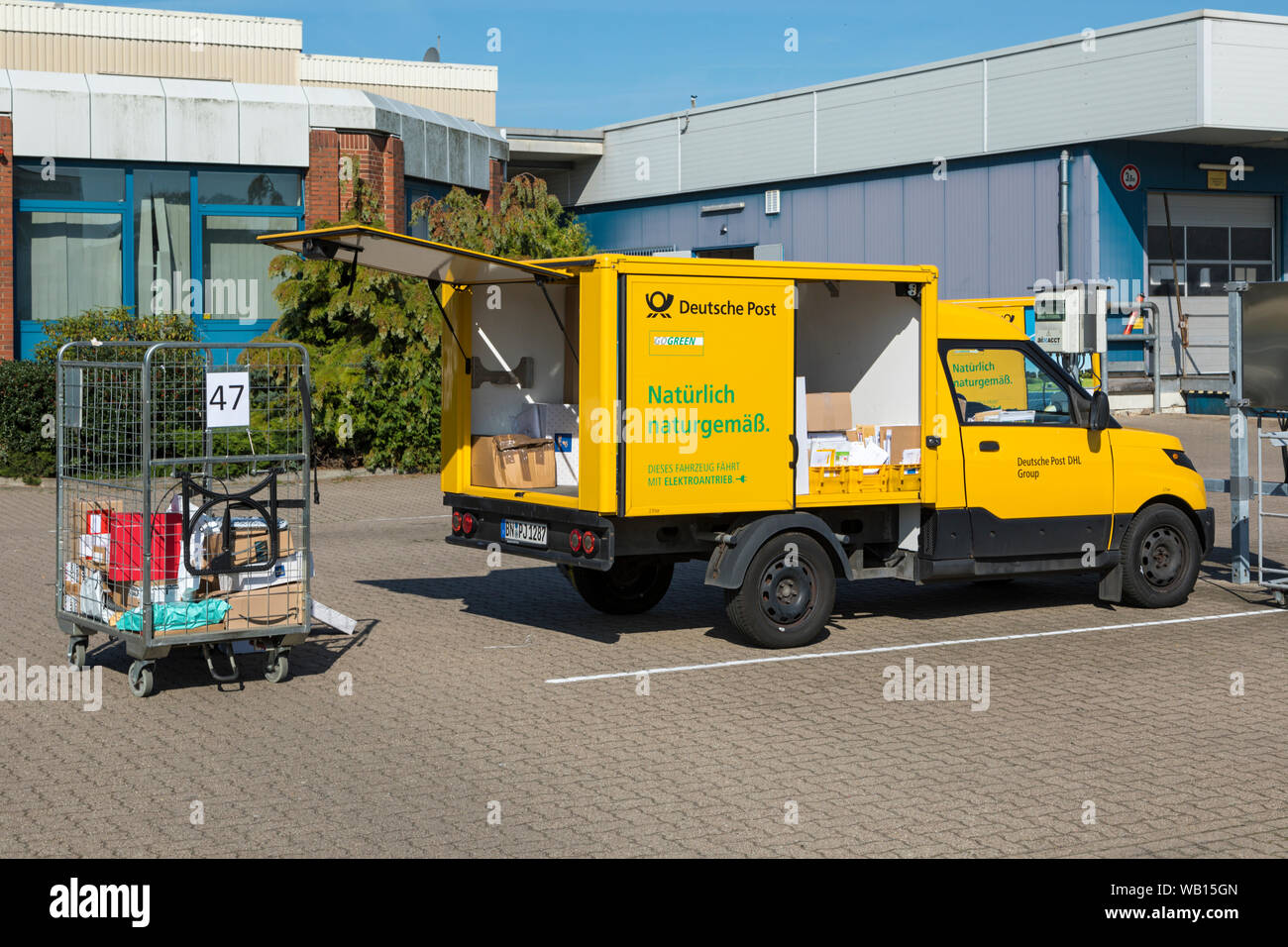 Stade, Deutschland - 22. August 2019: Eine elektrische StreetScooter Parcel Delivery van von Deutsche Post DHL geladen werden Stockfoto
