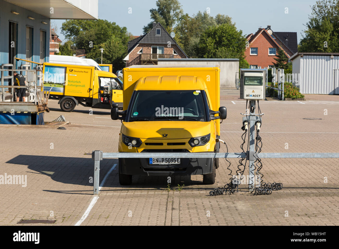 Stade, Deutschland - 22. August 2019: Eine elektrische StreetScooter Lieferwagen von Deutsche Post DHL an der Ladestation. Stockfoto