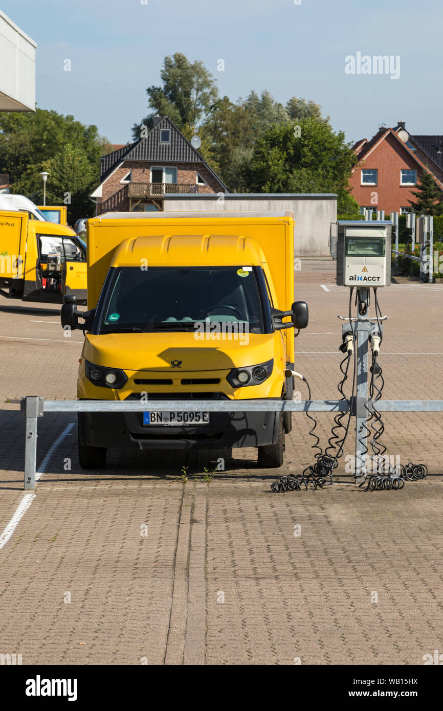 Stade, Deutschland - 22. August 2019: Eine elektrische StreetScooter Parcel Delivery van von Deutsche Post DHL an der Ladestation. Stockfoto
