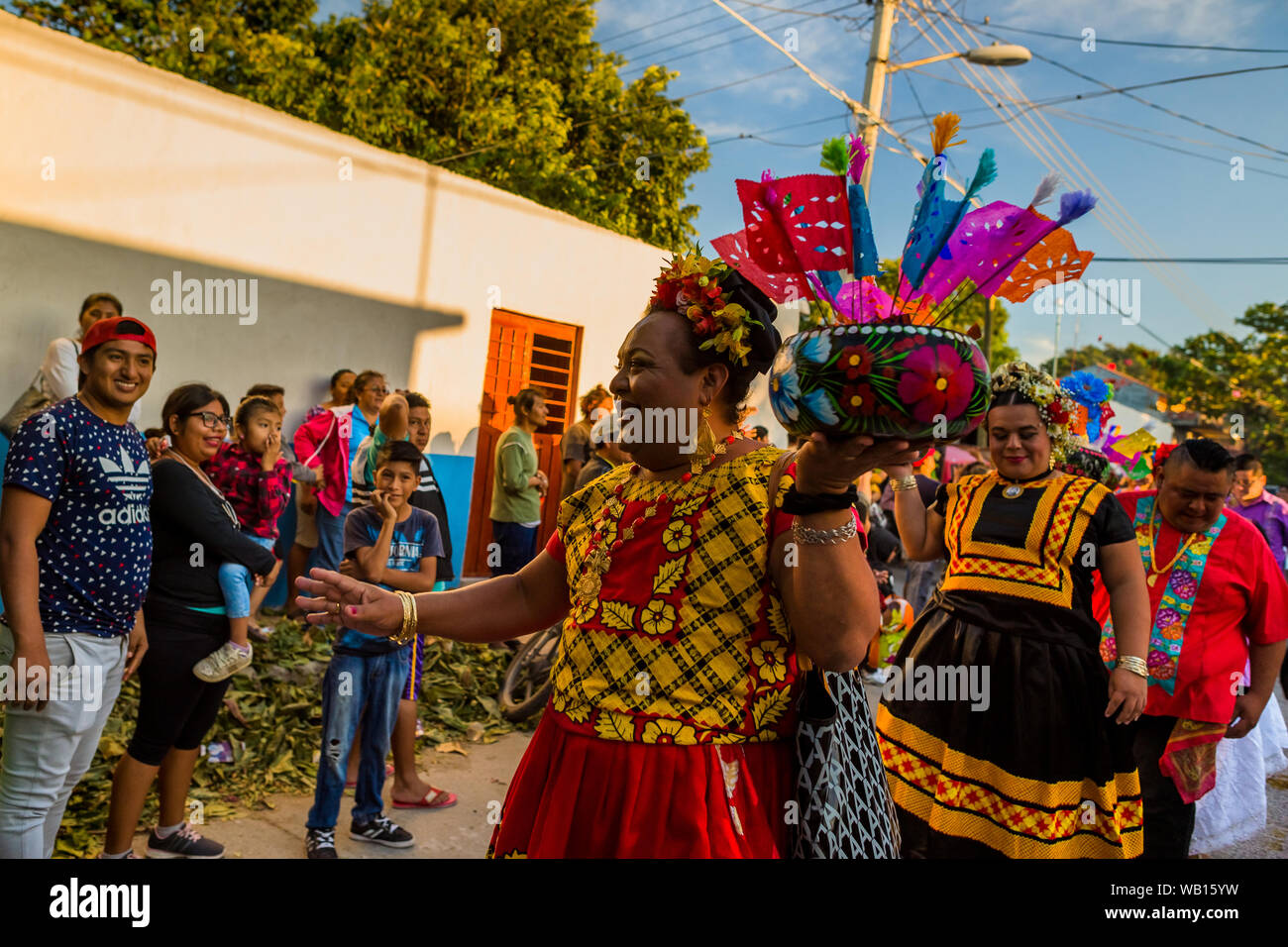 Eine Mexikanische "Muxe" (in der Regel, ein homosexueller Mann, der weiblichen Kleidung) begrüßt das Publikum während des Festivals in Juchitán de Zaragoza, Mexiko. Stockfoto