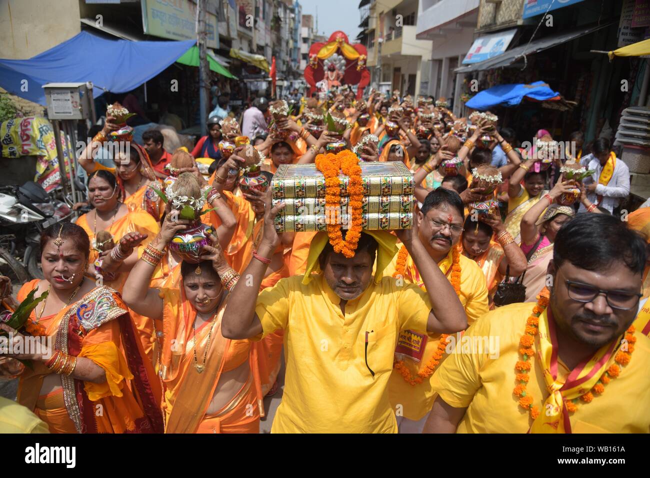 Allahabad, Indien. 23 Aug, 2019. Hind udevotee nehmen an einem kalash Yatra Prozession anlässlich des 'Festival' Feier Janamasthami iPrayagraj (Singapore). (Foto von Prabhat Kumar Verma/Pacific Press) Quelle: Pacific Press Agency/Alamy leben Nachrichten Stockfoto