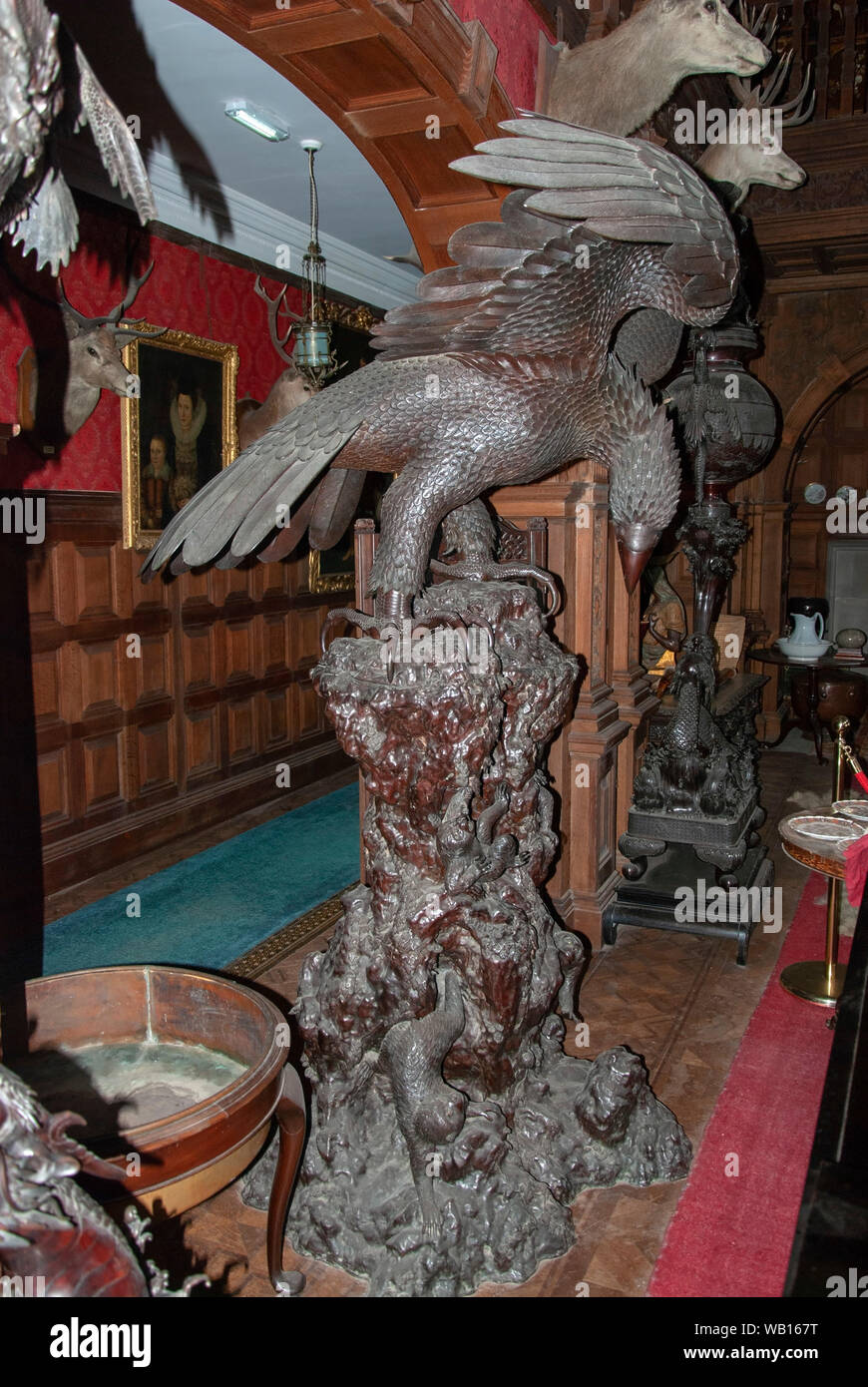 Herrliche Lifesize aus Holz geschnitzte Figur des philippinischen Affen essen Adler alte antike Statue carving Pithecophaga jefferyi Nationalvogel Kinloch Stockfoto