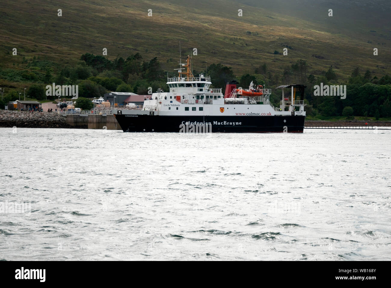 M.V. Loch Nevis Autofähre Liegestelle Slipway Insel Rum das 2000 erbaute Caledonian MacBrayne Troon Calmac schwarz weiß Roll on Roll off roro Beifahrerseite Stockfoto