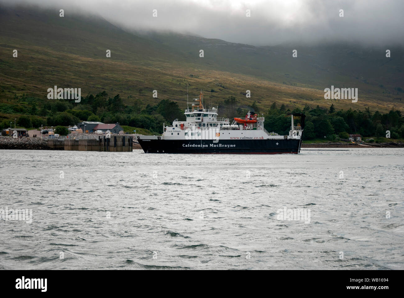 M.V. Loch Nevis Autofähre Liegestelle Slipway Insel Rum unter Moody grauer Himmel Himmel die 2000 erbaute Caledonian MacBrayne Troon Calmac schwarz weiß Roll Stockfoto