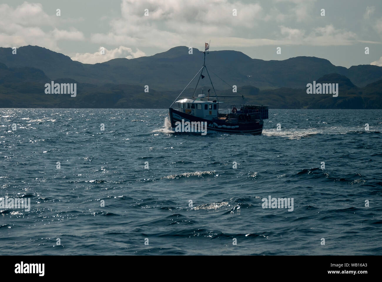 Anschluss Seitenansicht von Oban registriert Prawn Fischerboot Dawn Keltern aus kilmory Ardnamurchan Marine port Seitenansicht OB 461 rot weiß Schiff Handwerk Schiff m Stockfoto