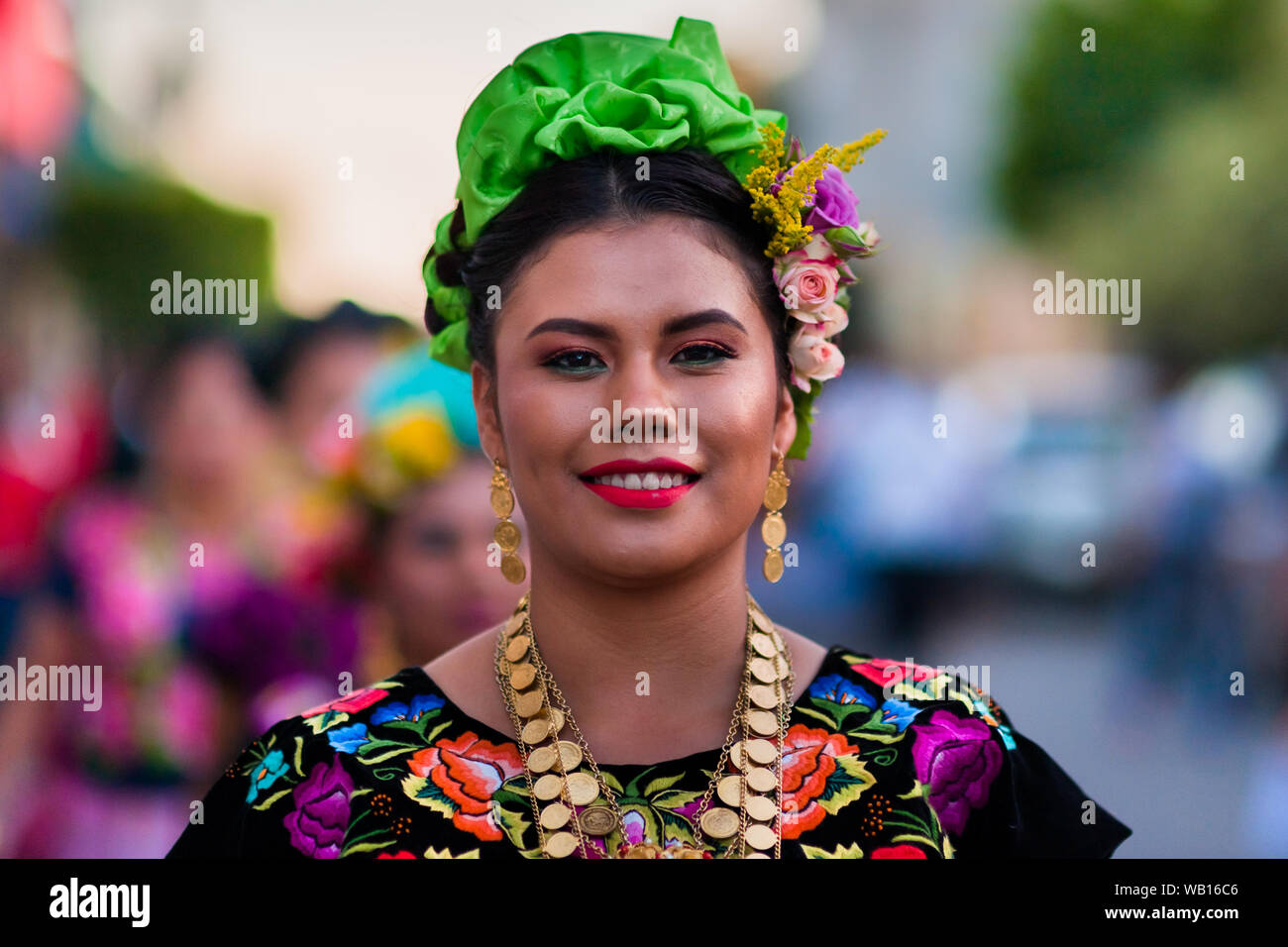 Eine Mexikanerin der Zapoteken Herkunft, tragen traditionelle Tehuana Kleid, nimmt teil an das Festival in Juchitán de Zaragoza, Mexiko. Stockfoto
