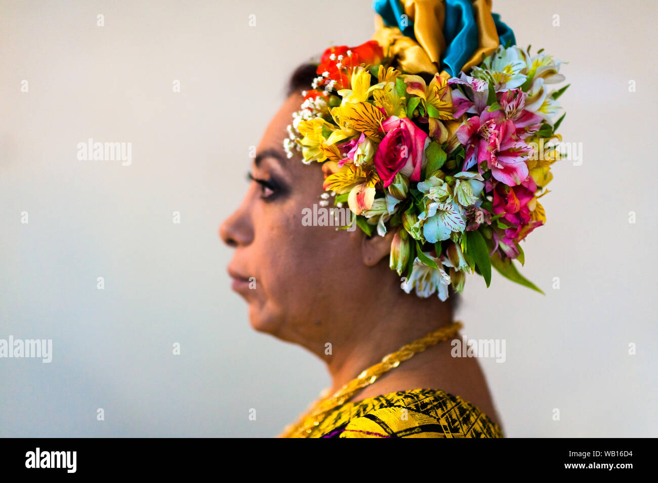 Eine Mexikanische "Muxe" (in der Regel, ein homosexueller Mann, der weiblichen Kleidung) Kontrollen ein Stirnband während des Festivals in Juchitán de Zaragoza, Mexiko. Stockfoto