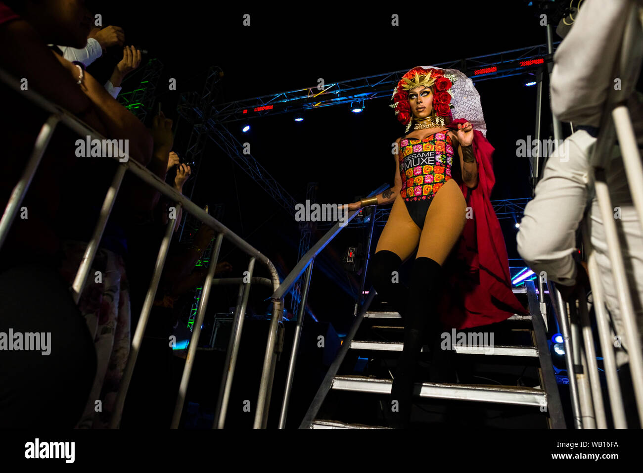 Eine Mexikanische "Muxe" (in der Regel, ein homosexueller Mann, der weiblichen Kleidung) verlässt die Bühne während des Festivals in Juchitán de Zaragoza, Mexiko. Stockfoto