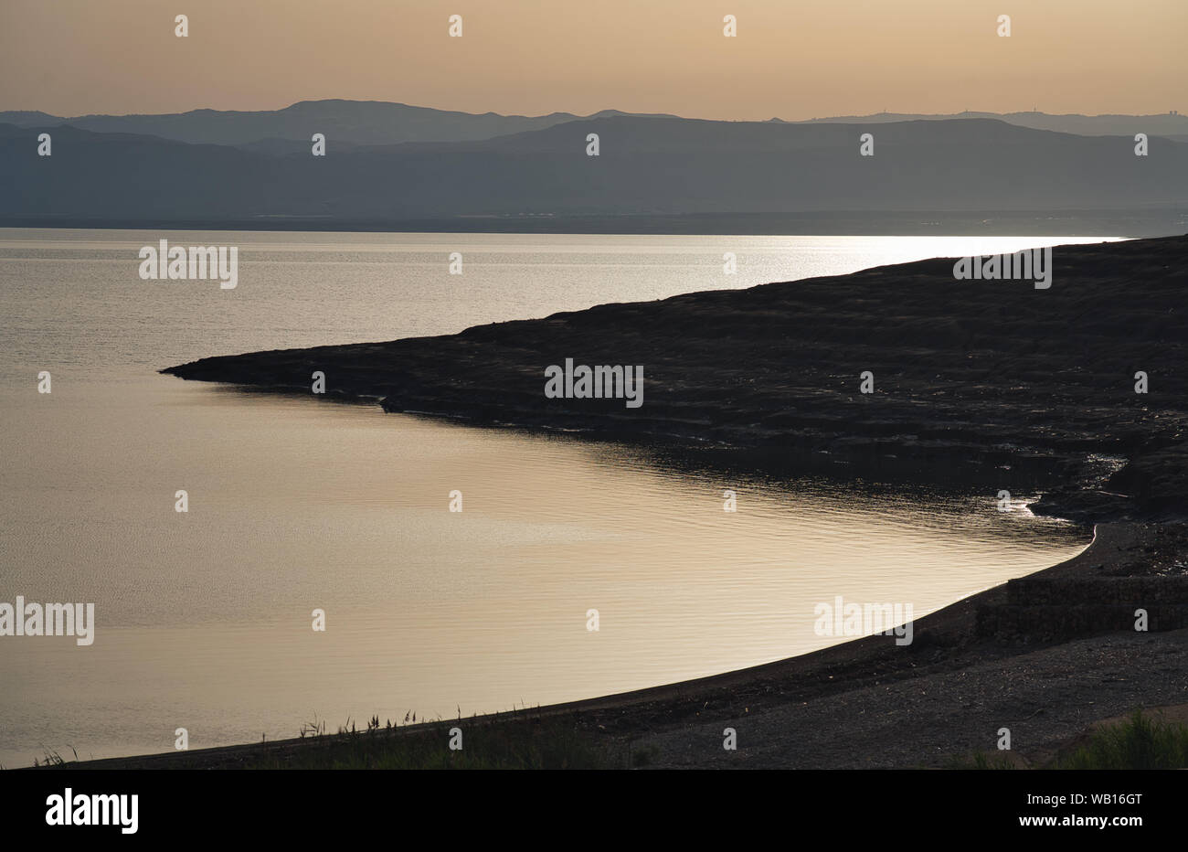 Foto des Toten Meeres am Sonnenuntergang Stockfoto