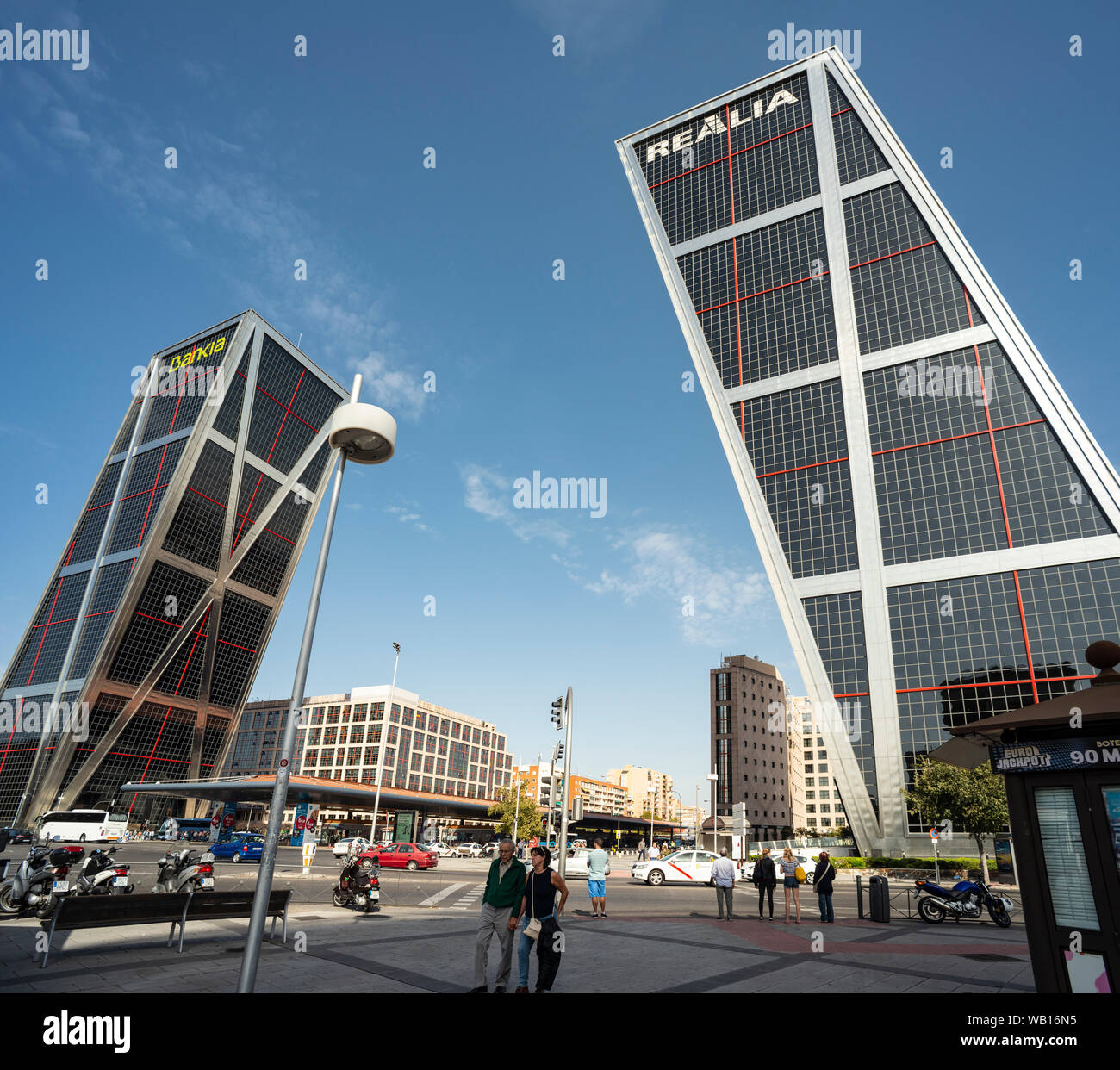 Die Puerta de Europa, Tor Europas, Türme, die von Philip Johnson und John mitgliederboote. In der Plaza de Castilla auf dem Paseo de la Castellana, Madri Stockfoto