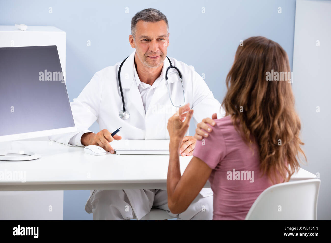 Reifen Arzt suchen Bei weiblichen Patienten zeigen Ihr Paining Schulter in Klinik Stockfoto Reifen Arzt suchen Bei weiblichen Patienten zeigen Ihr Paining Schulter in Klinik Stockfoto