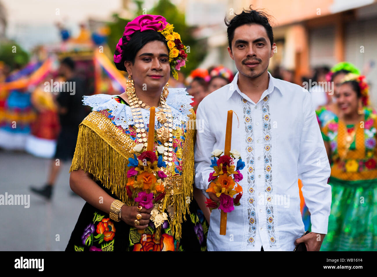 Eine Mexikanische "Muxe" (in der Regel, ein homosexueller Mann, der weiblichen Kleidung) in das Festival in Juchitán de Zaragoza, Mexiko. Stockfoto